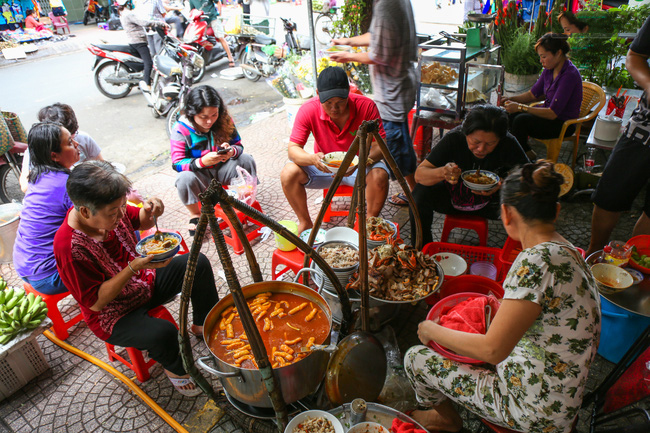 Có gì trong tô bánh canh cua “đại gia” giá tận 240.000 nằm tại vỉa hè Sài Gòn?