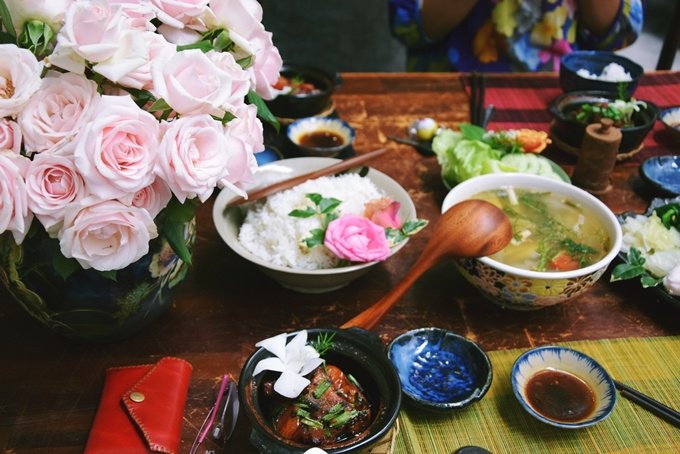 Không ngờ giữa Sài Gòn tấp nập, lại có một quán cơm đơm hoa “chuẩn cơm mẹ nấu” đến thế