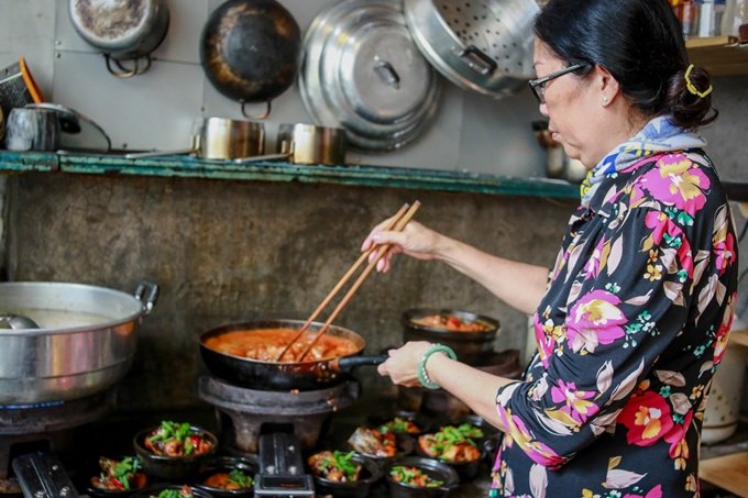 Không ngờ giữa Sài Gòn tấp nập, lại có một quán cơm đơm hoa “chuẩn cơm mẹ nấu” đến thế