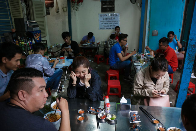 Có gì trong tô mì 52 ngàn đang sốt rần rần tại Sài Gòn?