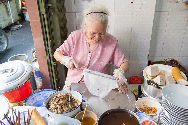 Những quán ăn vỉa hè Sài Gòn “đắt xắt ra miếng” vẫn ngùn ngụt khách