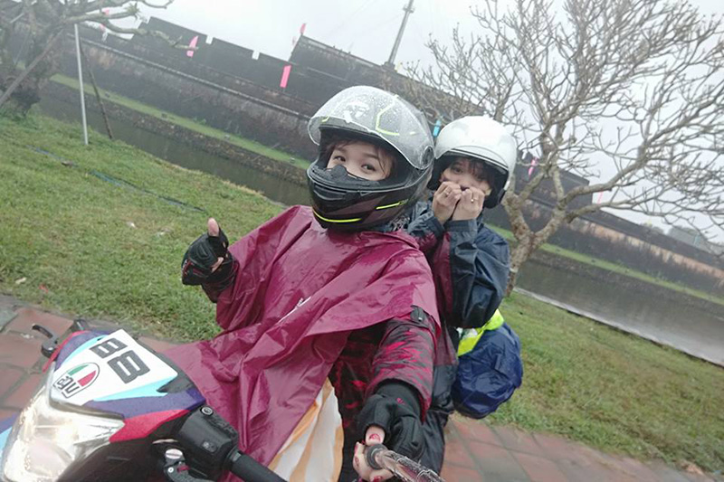 2 chị em 9x vượt 1.850 km trong 40 giờ từ Sài Gòn ra Hà Nội gây tranh cãi
