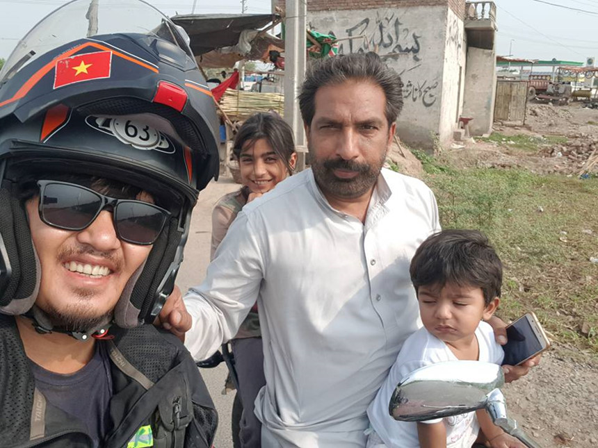 Chàng trai miền Tây chinh phục 50.000 km nói gì khi được cảnh sát hộ tống khi ở Pakstan?