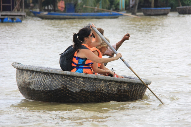 Hội An “đẹp lạ” những ngày nước nổi, du khách thích thú chèo thuyền dạo phố