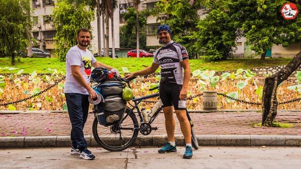 Phượt bằng xe đạp, chàng trai vượt chặng 9.000 km từ Nga đến Việt Nam