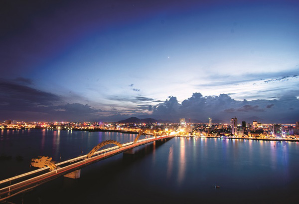 Traveling to Da Nang and seeing Dragon Bridge blows fire and water