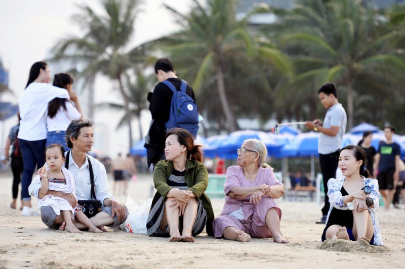 Đầu mùa hè, biển Đà Nẵng thu hút hàng ngàn khách du lịch 
