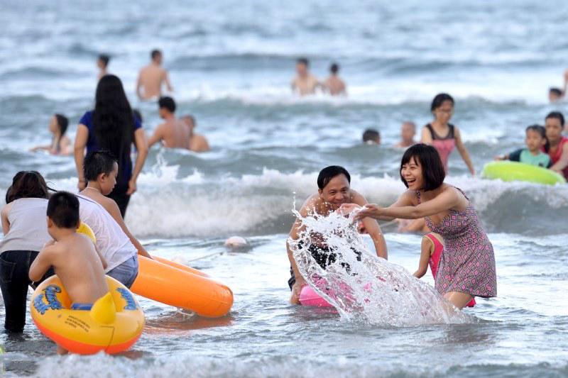 Đầu mùa hè, biển Đà Nẵng thu hút hàng ngàn khách du lịch 