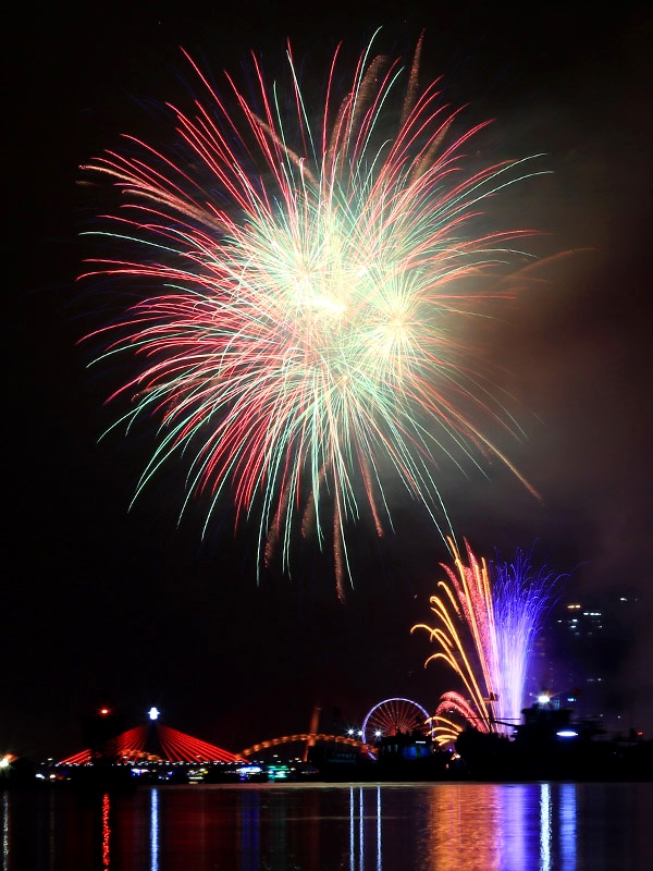 Cùng xem lại những hình ảnh pháo hoa rực rỡ đêm mở màn lễ hội pháo hoa quốc tế Đà Nẵng