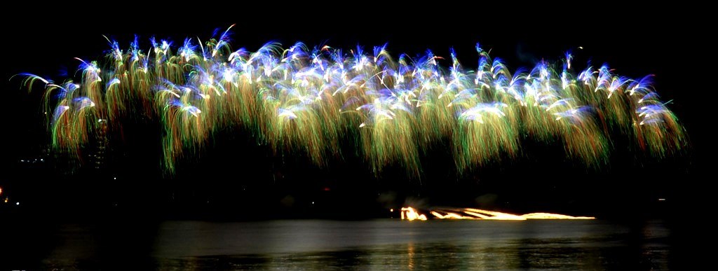 Cùng xem lại những hình ảnh pháo hoa rực rỡ đêm mở màn lễ hội pháo hoa quốc tế Đà Nẵng