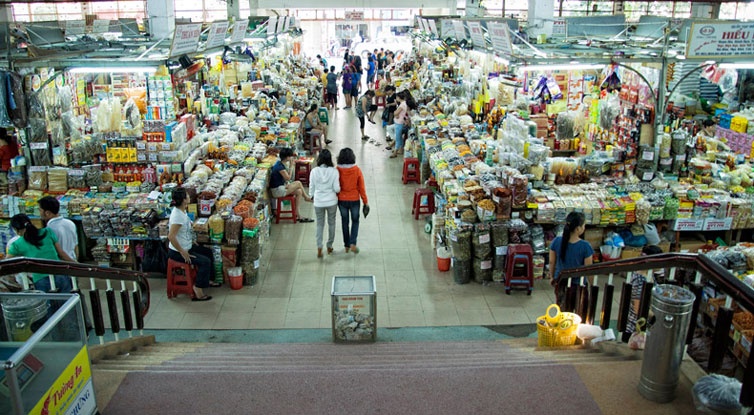 Han market – a hectic shopping area in the center of Da Nang