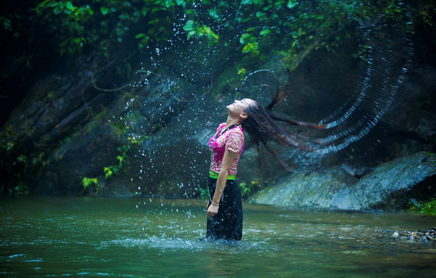 Về thác Khe Kèm (Nghệ An) tắm thác đẹp như dải lụa trắng