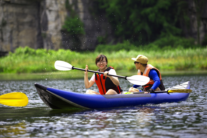 Nhóm bạn trẻ lần đầu khám phá Tràng An bằng thuyền kayak