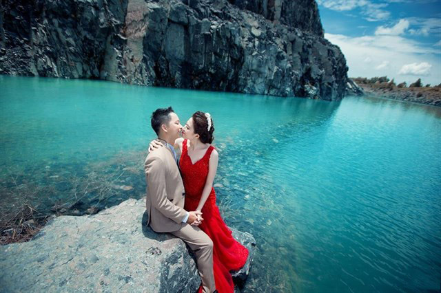 Với khung cảnh nên thơ, đẹp không tì vết nên Hồ Cốc được rất nhiều cặp đôi chọn là địa điểm chụp album ảnh cưới lãng mạn.